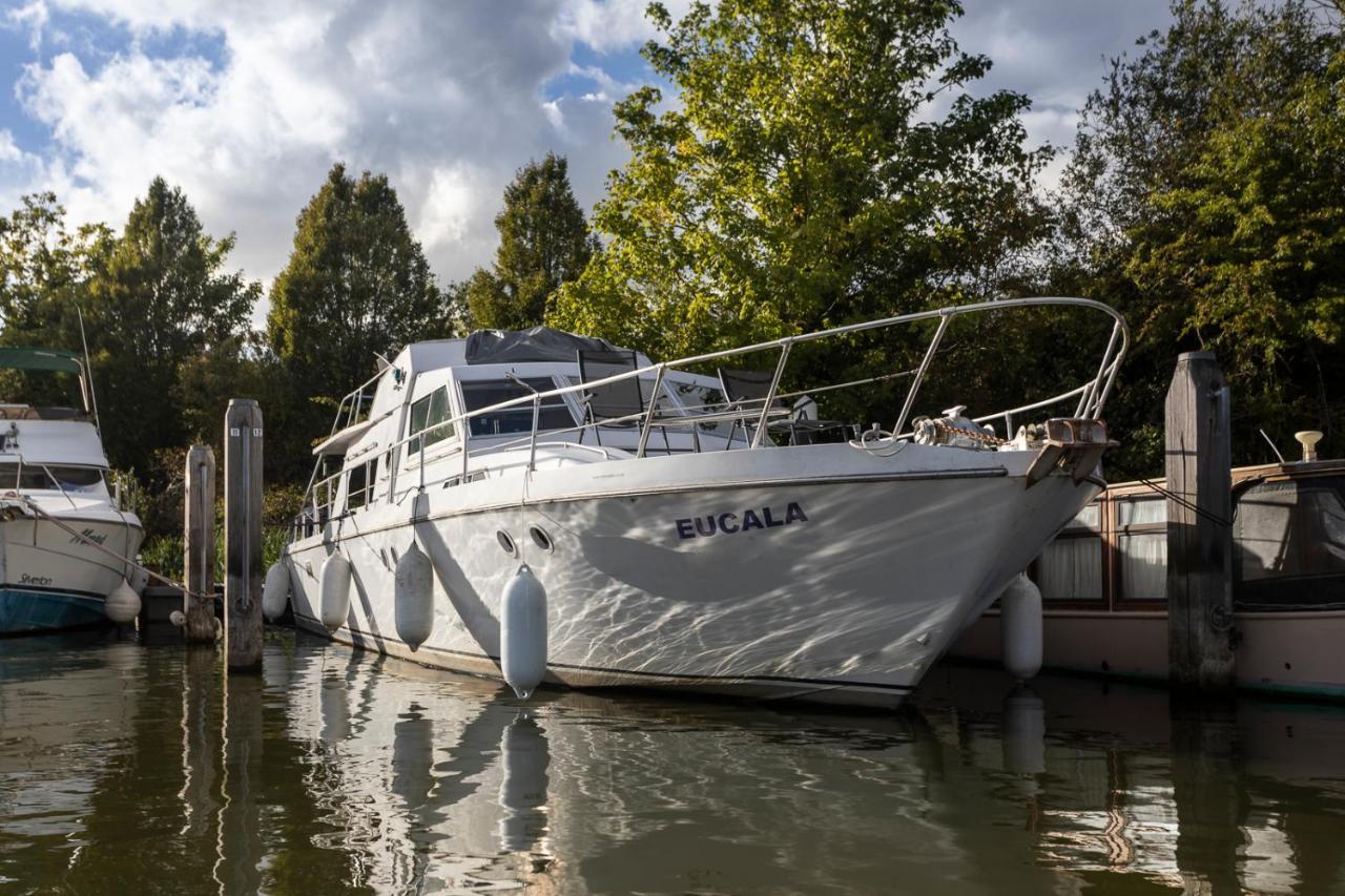 Отель Eucala Motor Yacht Ист-Молси Экстерьер фото
