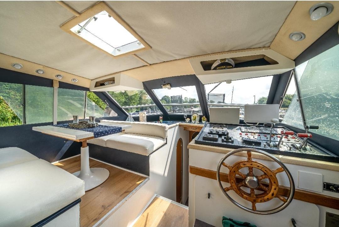 Отель Eucala Motor Yacht Ист-Молси Экстерьер фото